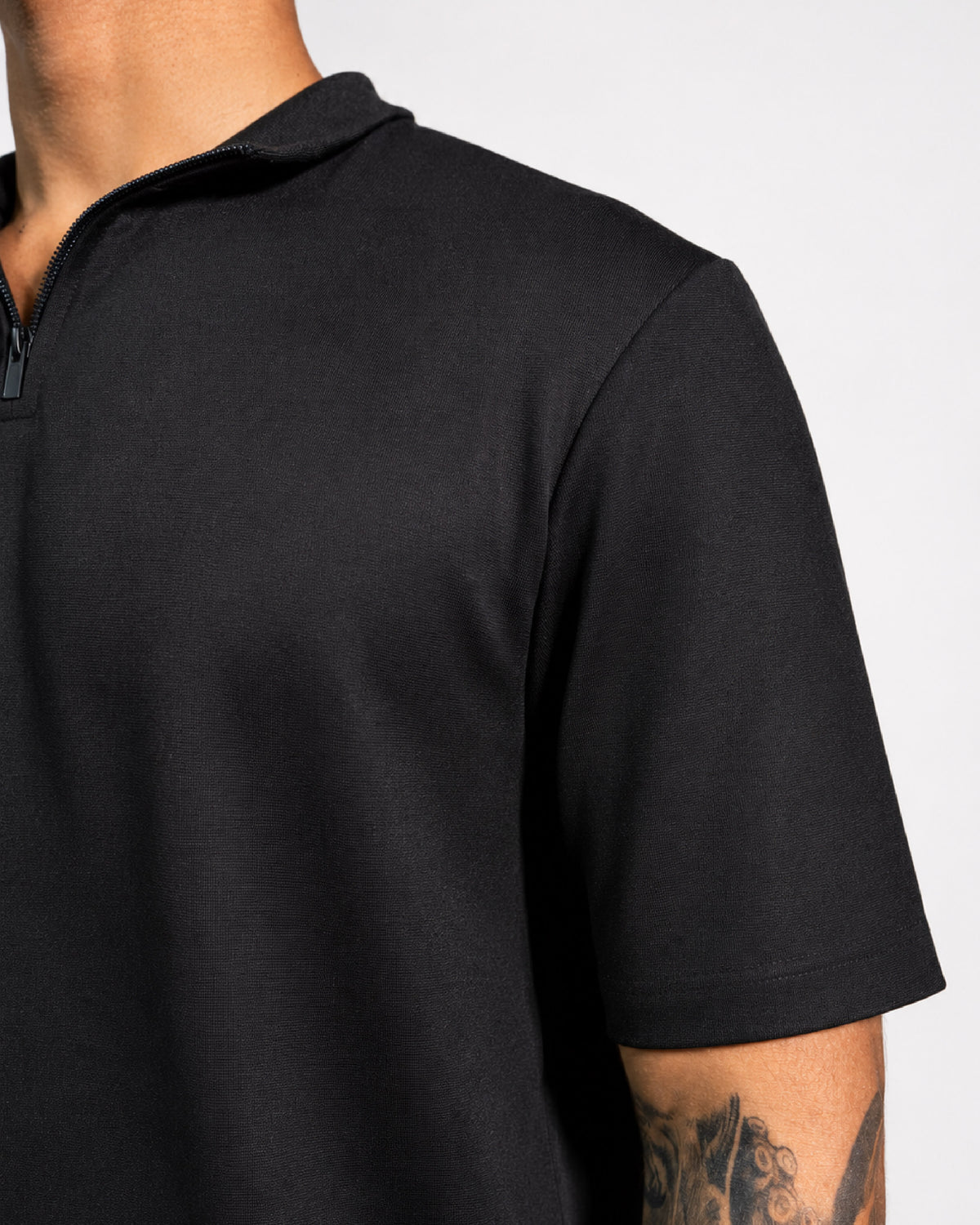 CAMISETA HENLEY NEGRA